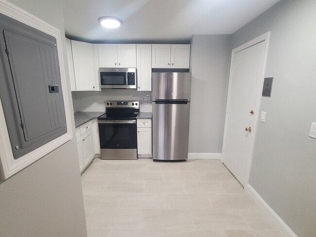 4 Oakcrest Rd, Unit 31 in Boston, MA - Foto de edificio - Building Photo