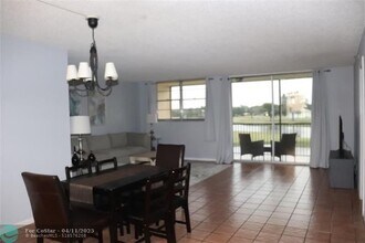 3150 W Rolling Hills Cir in Davie, FL - Building Photo - Building Photo
