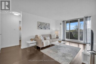 7811 Yonge St in Markham, ON - Building Photo