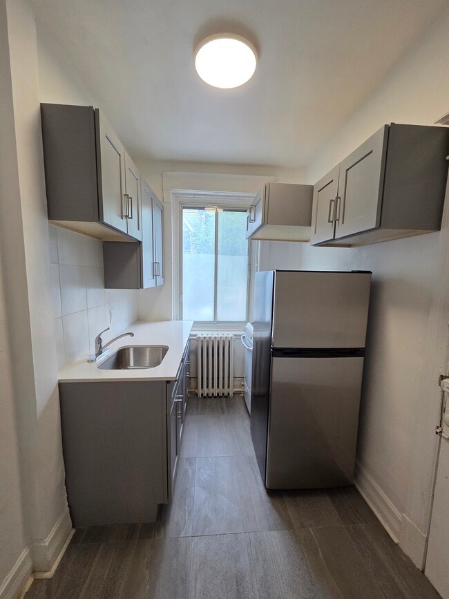 251-257 Milton in Montréal, QC - Building Photo - Building Photo