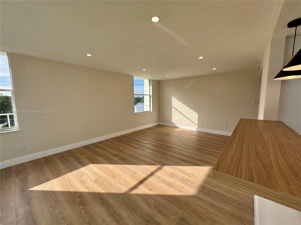 16546 NE 26th Ave in North Miami Beach, FL - Building Photo