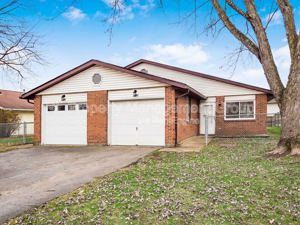 2743 Charles Dr in Grove City, OH - Foto de edificio