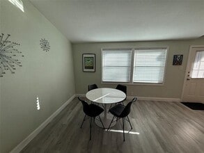 817 Loganwood Ave in Richardson, TX - Foto de edificio - Building Photo