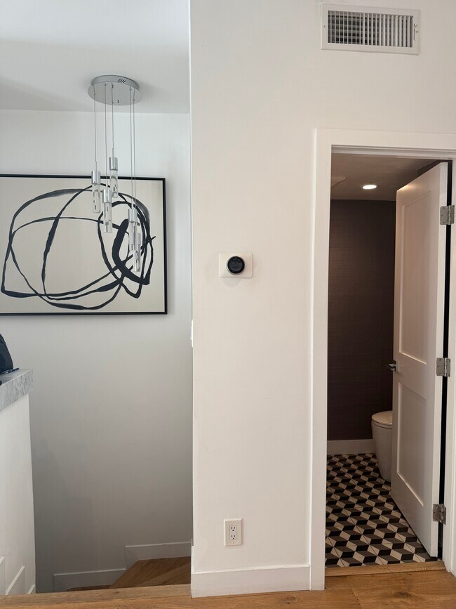 8611 Burton Way, Unit 15 in Los Angeles, CA - Foto de edificio - Building Photo