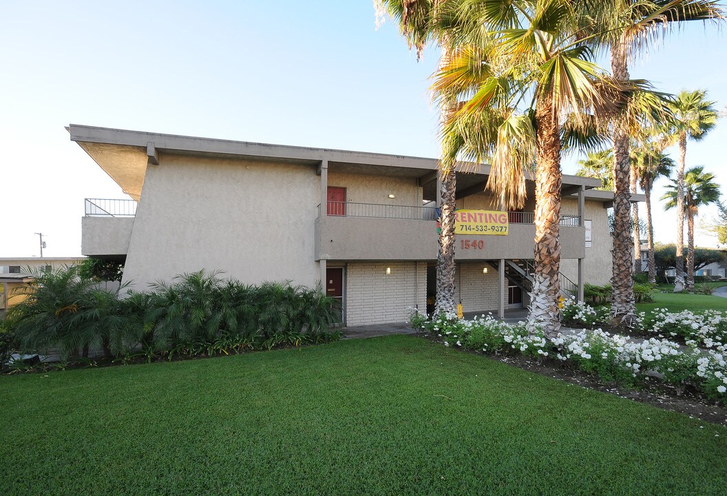 Canfield Palms in Anaheim, CA - Building Photo