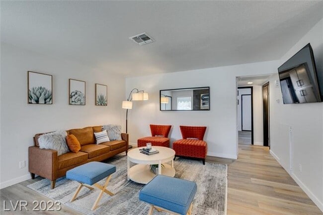5036 Newport Cove Dr in Las Vegas, NV - Building Photo - Building Photo