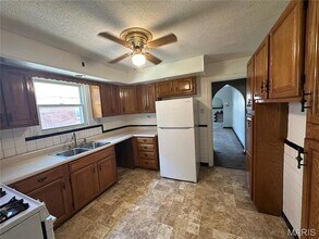6832 Raymond Ave in University City, MO - Foto de edificio - Building Photo