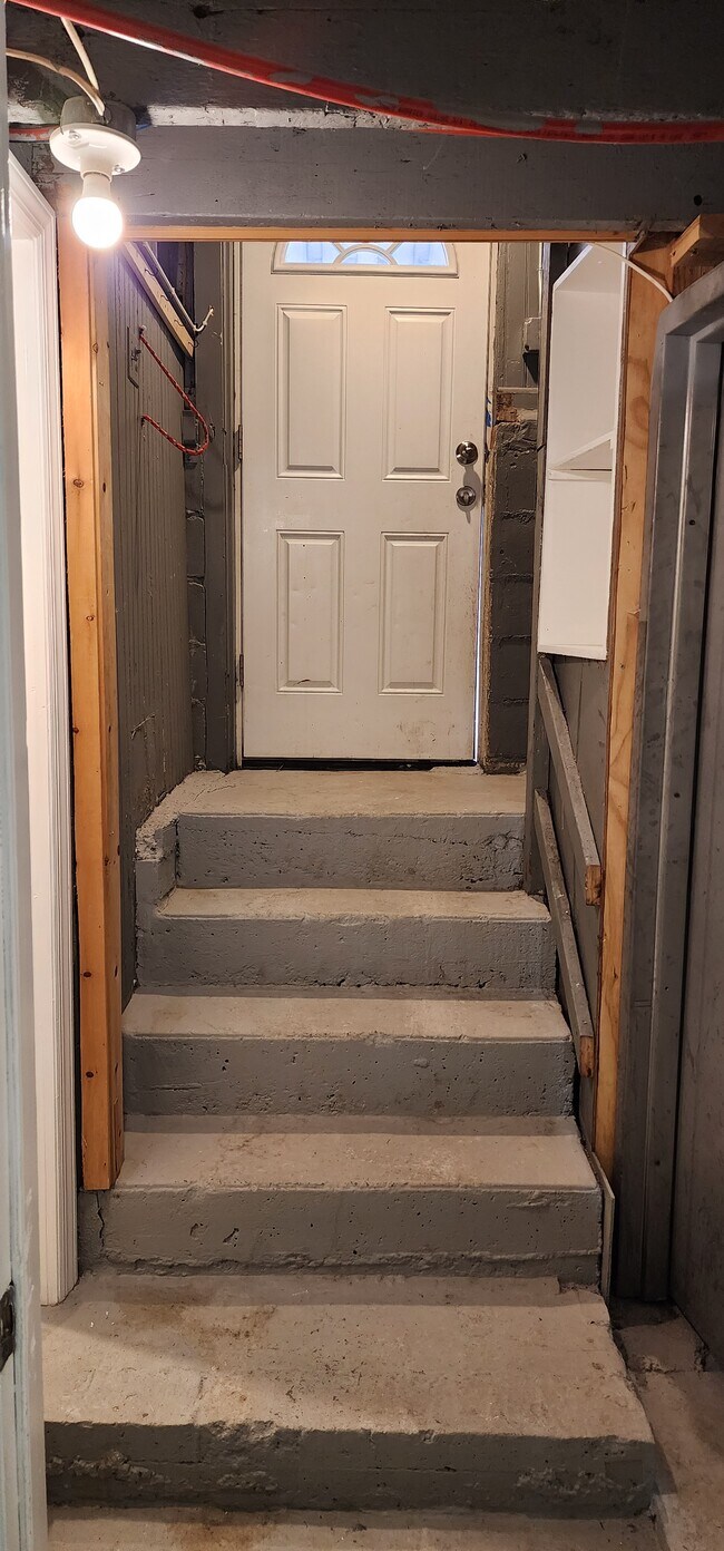 61 Poplar St, Unit B in Yonkers, NY - Building Photo - Building Photo