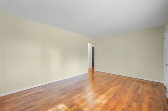 61 Kellum St, Unit 61 Kellum St in Lindenhurst, NY - Foto de edificio - Building Photo