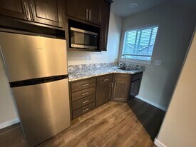 7863 28th St in White City, OR - Building Photo