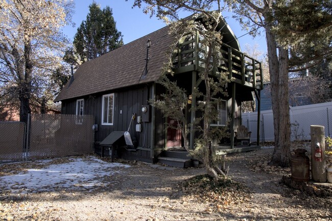 819 Leonard Ln in Sugarloaf, CA - Foto de edificio - Building Photo