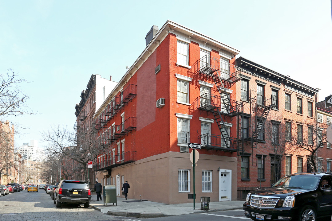 319 W 4th St in New York, NY - Building Photo