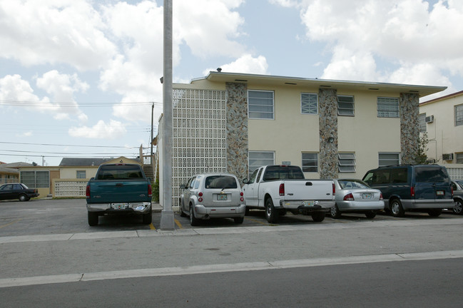 118 W 8th St in Hialeah, FL - Foto de edificio - Building Photo