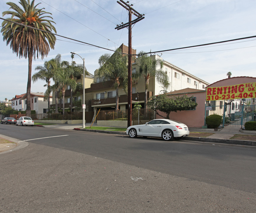 1344 N Serrano Ave in Los Angeles, CA - Foto de edificio