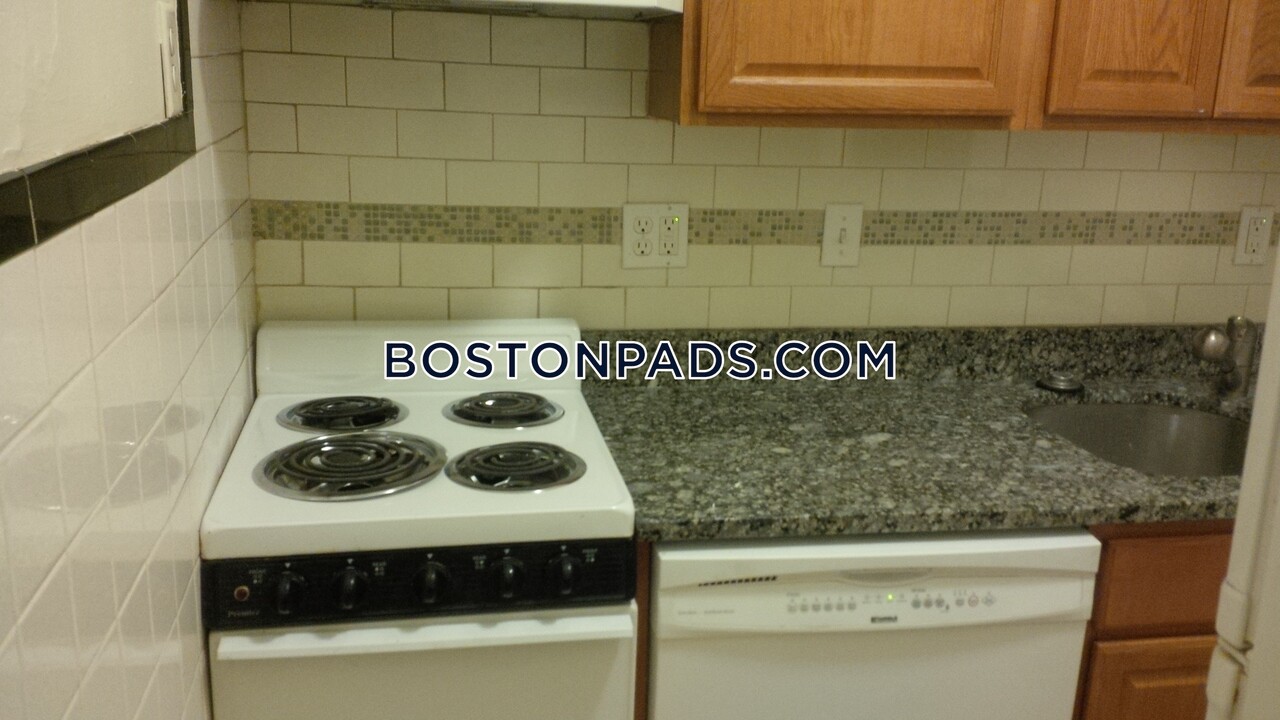 136 Hemenway St in Boston, MA - Building Photo