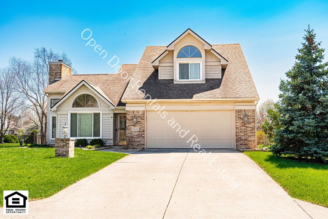 8218 Fountainhead Dr in Fort Wayne, IN - Building Photo