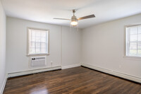 Kings Gardens in Woodbridge, NJ - Building Photo - Interior Photo