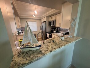 1202 S Lake Dr, Unit 501 in Lantana, FL - Foto de edificio - Building Photo