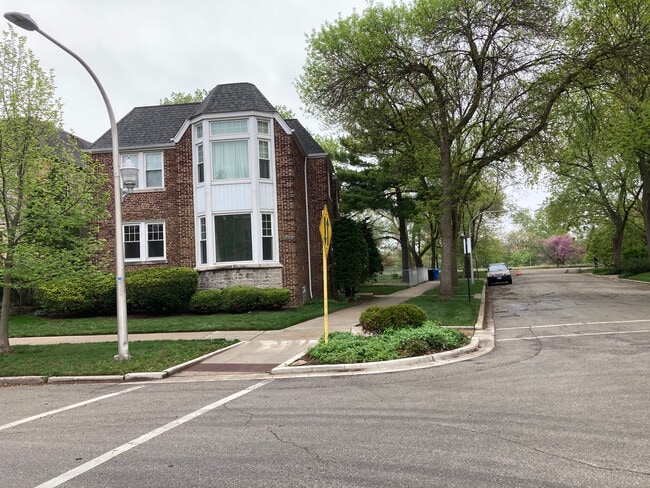 5258 N Virginia Ave, Unit 2A