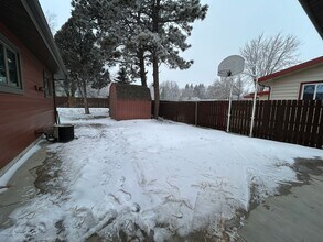 1043 12th Ave W in Dickinson, ND - Building Photo - Building Photo