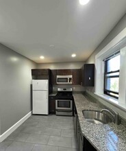 16 Upland Rd, Unit 5 in Cambridge, MA - Foto de edificio - Building Photo