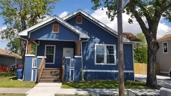 407 S Main St in Taylor, TX - Building Photo