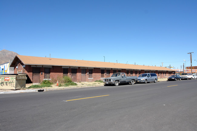 2401 Bassett Ave in El Paso, TX - Foto de edificio - Building Photo