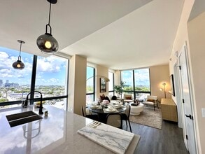 52 NW 32nd St, Unit B19 in Miami, FL - Building Photo - Building Photo
