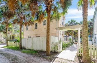 215 E Voorhis Ave in DeLand, FL - Building Photo - Building Photo