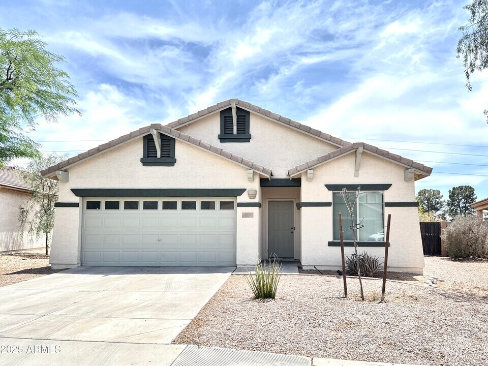 11621 W Western Ave in Avondale, AZ - Building Photo