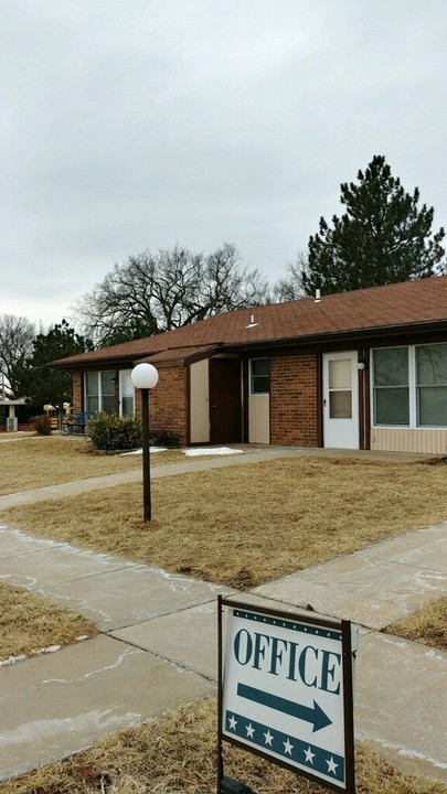 Lakewood Apartments in Alma, KS - Building Photo