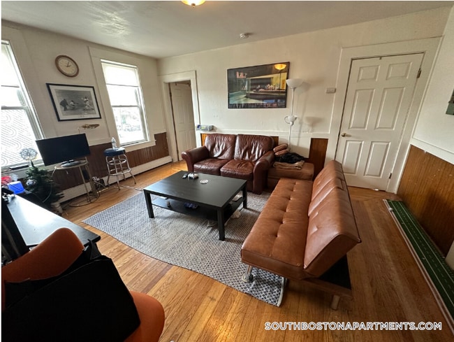 53 W Seventh St, Unit 2 in Boston, MA - Foto de edificio - Building Photo