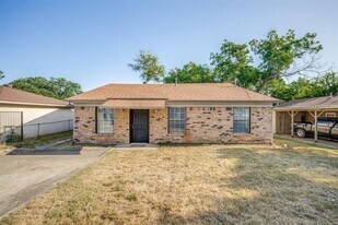 629 Park Ln in Denton, TX - Building Photo