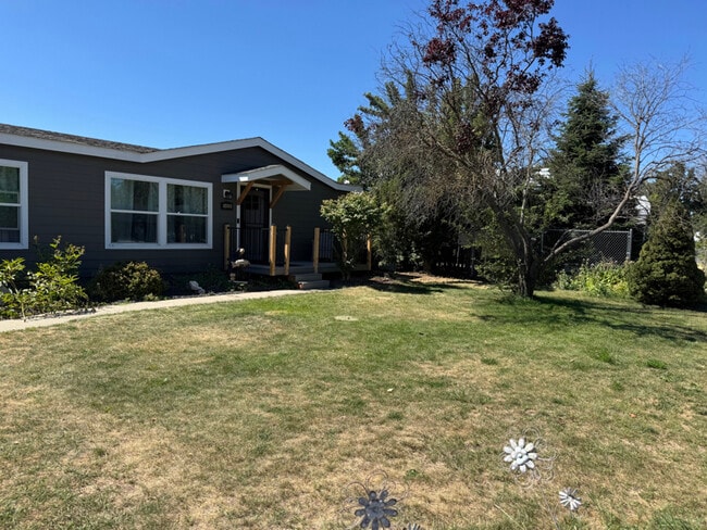 1400 Evergreen Rd in Deer Park, WA - Building Photo - Building Photo