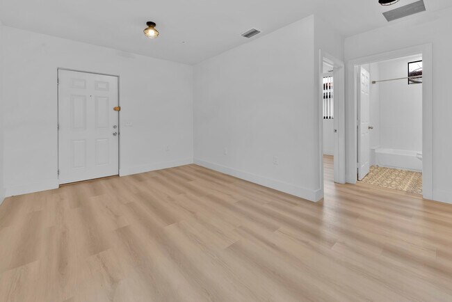 1119 SW 6th St, Unit 203 in Miami, FL - Building Photo - Building Photo