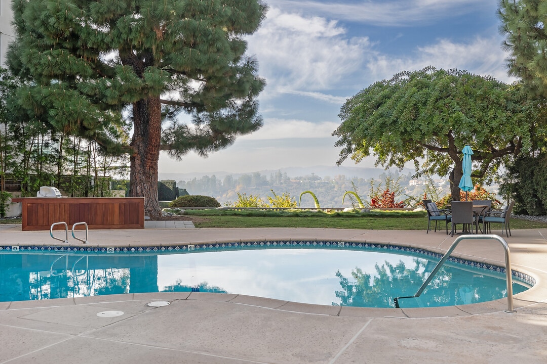 The Roscomare Apartments in Los Angeles, CA - Foto de edificio