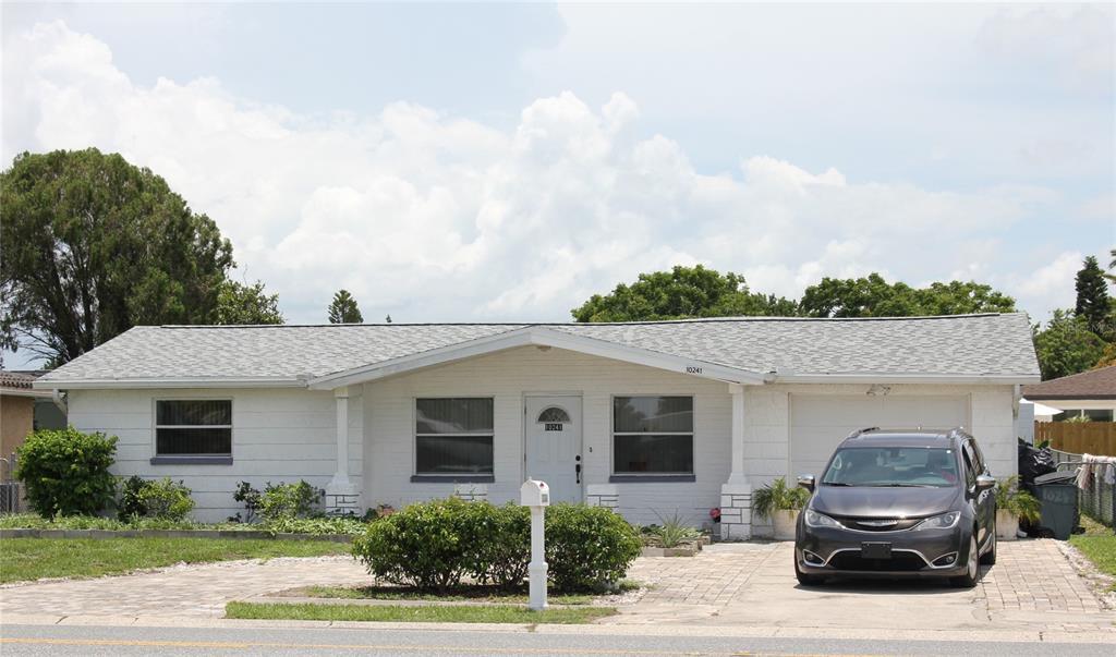 10241 Regency Park Blvd in Port Richey, FL - Foto de edificio