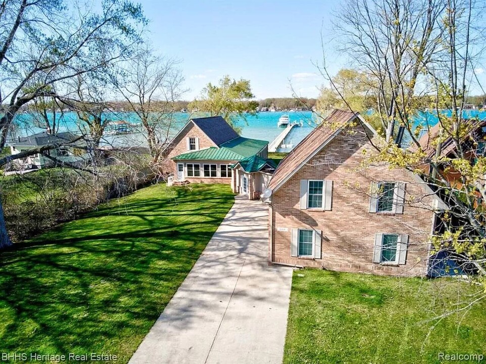 2358 N Channel Dr in Harsens Island, MI - Foto de edificio