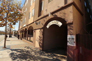 Trolley Court in San Diego, CA - Foto de edificio - Building Photo