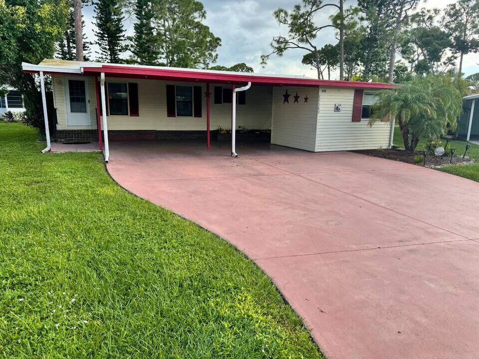19168 Indian Wells Ct in North Fort Myers, FL - Building Photo
