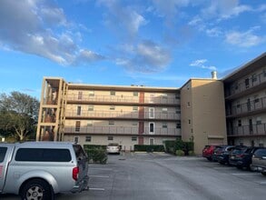 225 Bonnie Blvd in Palm Springs, FL - Building Photo - Building Photo