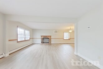 26 Village Ln in Levittown, PA - Building Photo - Building Photo