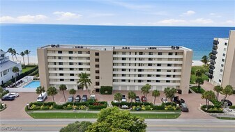 10475 Gulf Shore Dr in Naples, FL - Building Photo