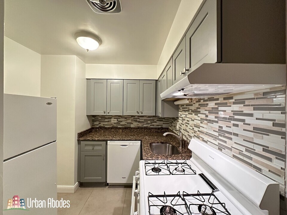 3702 N Pine Grove Ave, Unit M01B in Chicago, IL - Foto de edificio