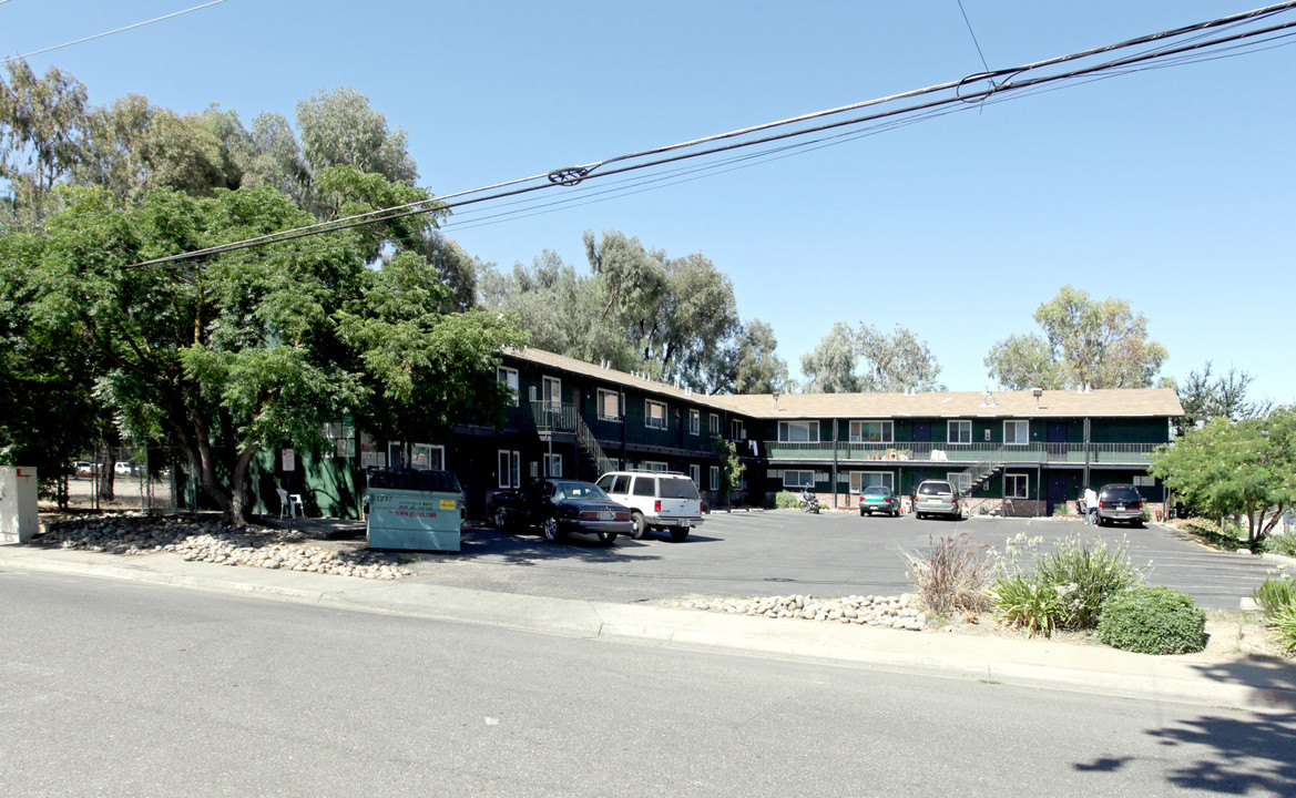 121 Las Flores Ave in Modesto, CA - Foto de edificio