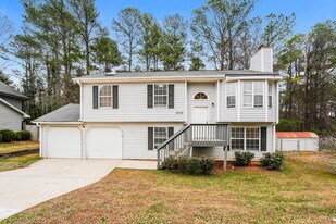 2032 Lown Farm Ln in Lithonia, GA - Building Photo