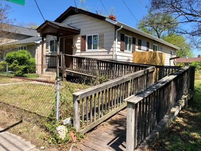 property at 800 Akron St