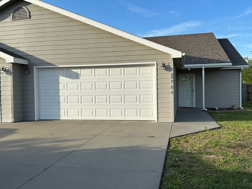2904 Brookville Dr in Manhattan, KS - Building Photo