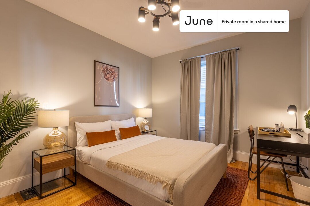 Private bedroom in 4 bed/2 bath Home in Boston, MA - Building Photo