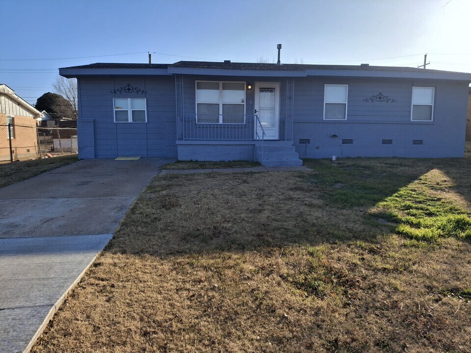 2611 NW 46th Pl in Lawton, OK - Building Photo